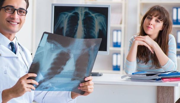Junge Frau besucht Radiologen zur Röntgenuntersuchung - Foto, Bild