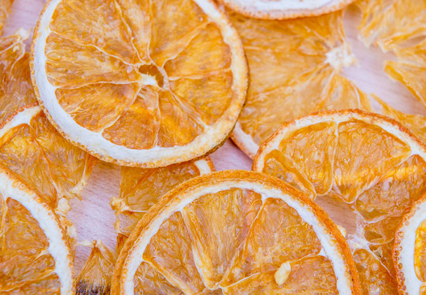 Patrón arreglado con rodajas de naranja seca
 - Foto, Imagen