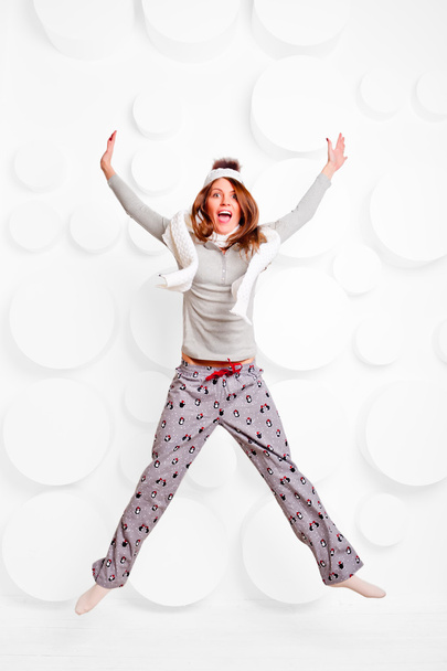 menina pulando no estúdio em pijama
 - Foto, Imagem