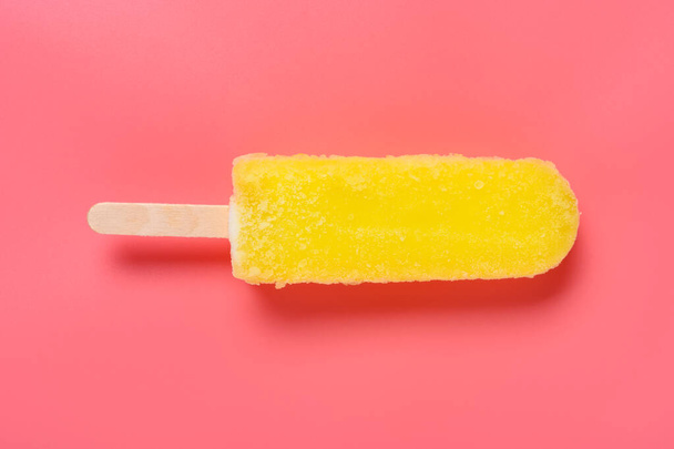 top view fresh yellow popsicle on pink background - Fotografie, Obrázek