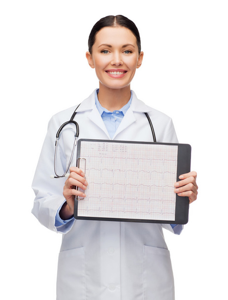 Female doctor with sclipboard and cardiogram - Фото, зображення