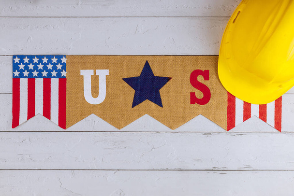 Szczęśliwego święta federalnego Praca dzień budowy żółty kask na amerykańskim starym tle drewna. - Zdjęcie, obraz