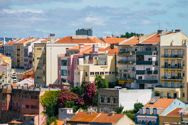 Lisszabon Portugália augusztus 03, 2020 Panorámás kilátás történelmi épületekre Lisszabon belvárosában, Portugália dombos tengerparti fővárosában és Európa egyik legrégebbi városában - Fotó, kép