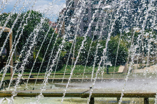 Lisabon Portugalsko Srpen 03, 2020 Pohled na fontánu v centru Lisabonu, kopcovité pobřežní hlavní město Portugalska a jedno z nejstarších měst v Evropě - Fotografie, Obrázek