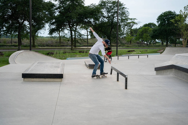 Detroit, Michigan, USA - August 3 2020: Skaters practice tricks at an outdoor skate park in Detroit. - Fotoğraf, Görsel