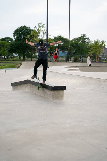 Detroit, Michigan, EUA - 3 de agosto de 2020: Skaters pratica truques em um parque de skate ao ar livre em Detroit
. - Foto, Imagem