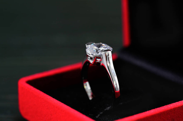 Zavřít diamantový prsten v červené šperkovnici - Fotografie, Obrázek