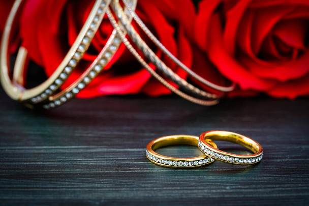 Grosse bague en or diamant gemme. Bagues de mariage en or avec diamant et fleur rose rouge - Photo, image