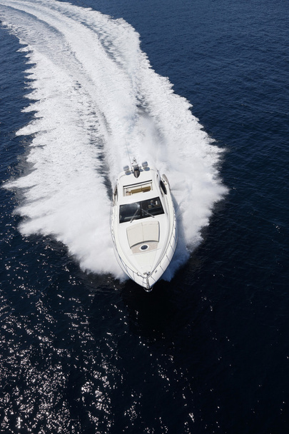 Италия, остров Панареа, вид с воздуха на роскошную яхту
 - Фото, изображение