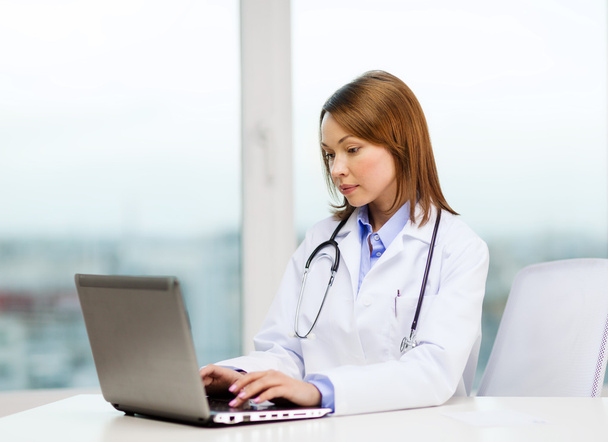 Umtriebiger Arzt mit Laptop - Foto, Bild