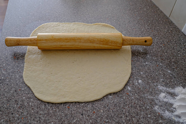 Rolling pin avec de la pâte pour préparer le menton nigérian Chin - Photo, image