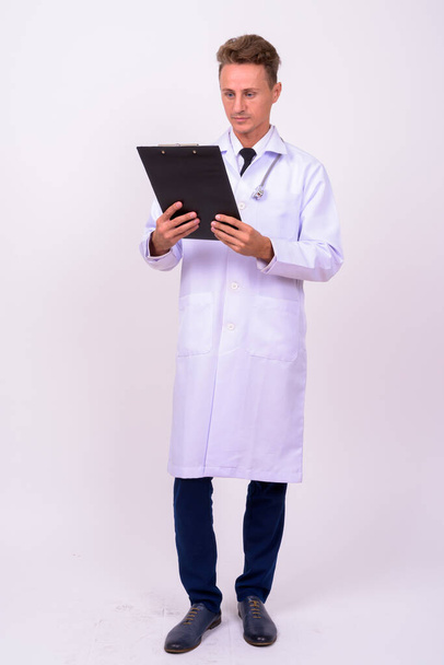Студійний знімок красивого лікаря з світлим кучерявим волоссям на білому тлі
 - Фото, зображення