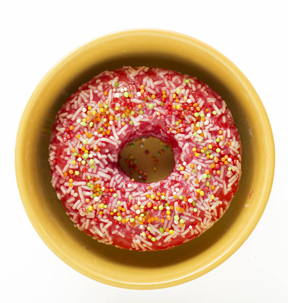 Donut rosa mit bunten Teigkrümeln ungesundes Dessert - Foto, Bild