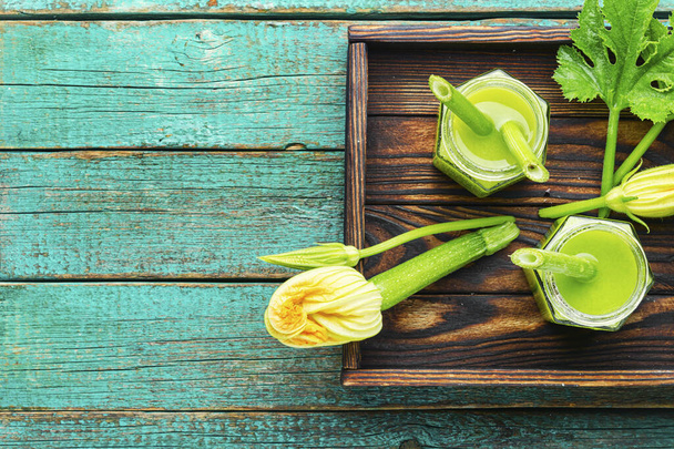 Πράσινο φρέσκο ωμό smoothie από zucchini.Υγιεινό ρόφημα - Φωτογραφία, εικόνα