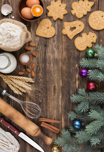 Vánoce pečení pozadí kulinářské pozadí s kořením a vánoční zimní přísady pro pečení na vinobraní dřevěný stůl. Horní pohled s mezerou pro kopírování. - Fotografie, Obrázek