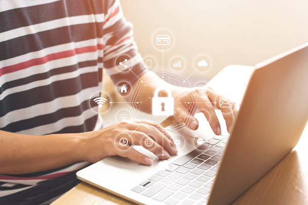 Lähikuva kuva miesten käsissä tietokoneella kannettavan ikoni graafinen kyberturvallisuus verkkoon liitettyjen laitteiden ja henkilötietojen - Valokuva, kuva