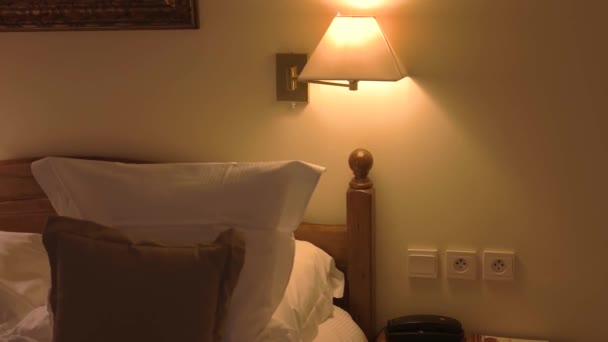 κρεβάτι με φωτιστικά μαξιλάρια στο υπνοδωμάτιο κράτηση σουίτας στο ξενοδοχείο - Πλάνα, βίντεο