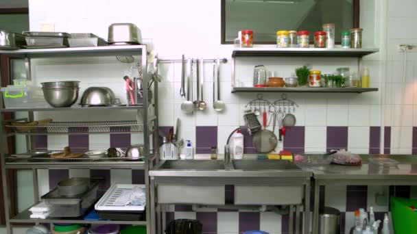 commerciële keuken interieur diverse gebruiksvoorwerpen - Video
