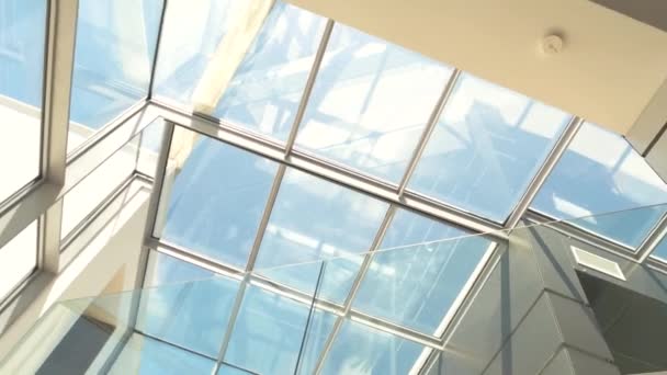 techo transparente y cielo paneles de vidrio y la luz del sol - Imágenes, Vídeo