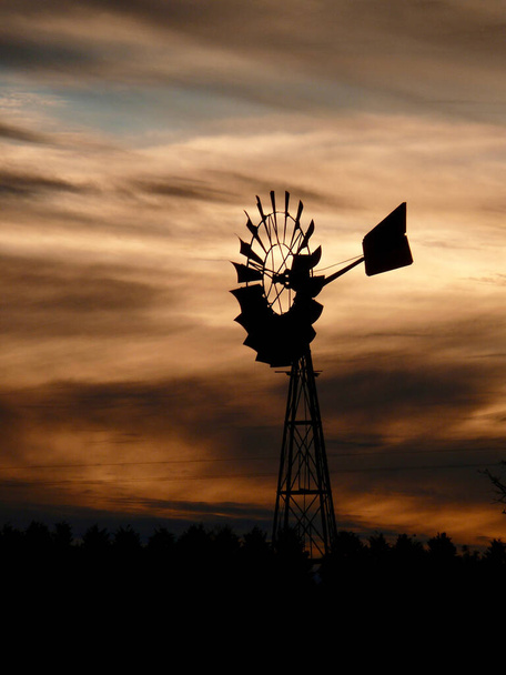 Proti západu slunce se rýsoval větrný mlýn - Fotografie, Obrázek