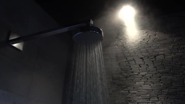 Dusche fließt in einem luxuriösen Badezimmer. Nahaufnahme und Zeitlupe - Filmmaterial, Video