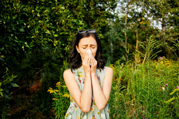 Frau pustet Nase, Alergia 1 - Foto, Bild