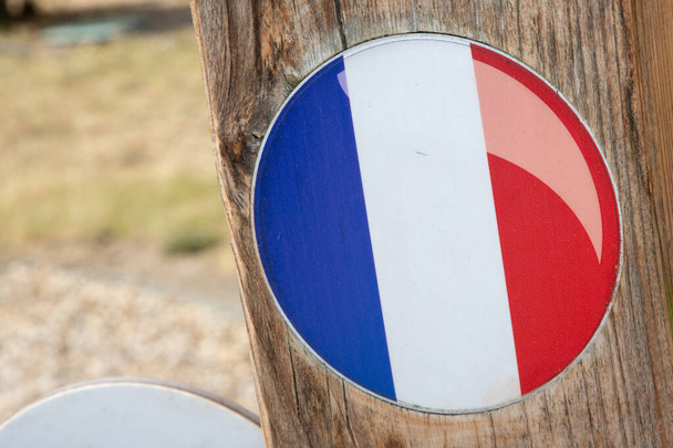 Francouzská vlajka Francie kulaté samolepky v dřevěné tyči v modré bílé červené barvě - Fotografie, Obrázek