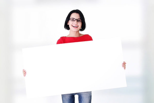 Portrait jeune femme heureuse avec tableau blanc - Photo, image