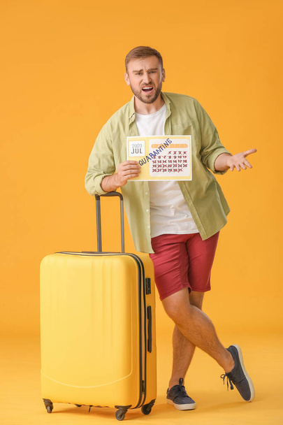 Wütender Mann hält Kalender mit geschriebenem Wort QUARANTINE vor farbigem Hintergrund. Urlaubskonzept - Foto, Bild