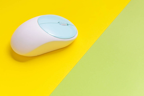 Moderni tietokoneen hiiri väri taustalla - Valokuva, kuva