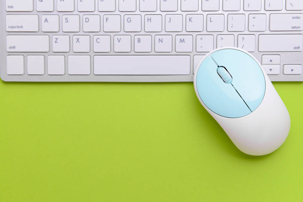 現代のコンピュータのマウスとキーボードの色の背景 - 写真・画像