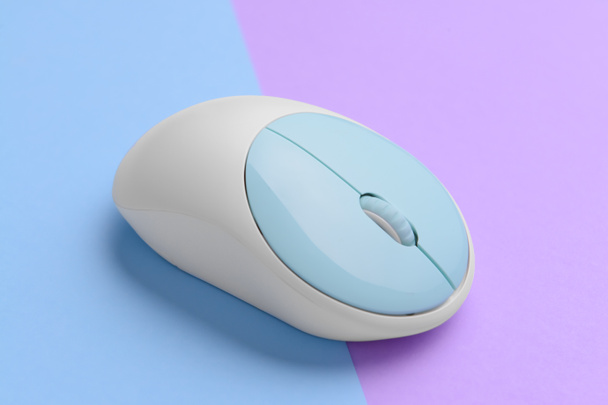 Moderno ratón de ordenador sobre fondo de color - Foto, imagen
