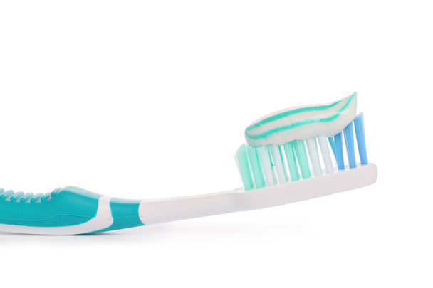 Cepillo de dientes con pasta sobre fondo blanco - Foto, imagen