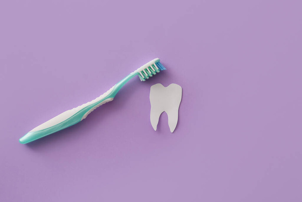 Cepillo de dientes sobre fondo de color - Foto, imagen