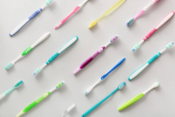 Gri arkaplanda diş fırçaları - Fotoğraf, Görsel