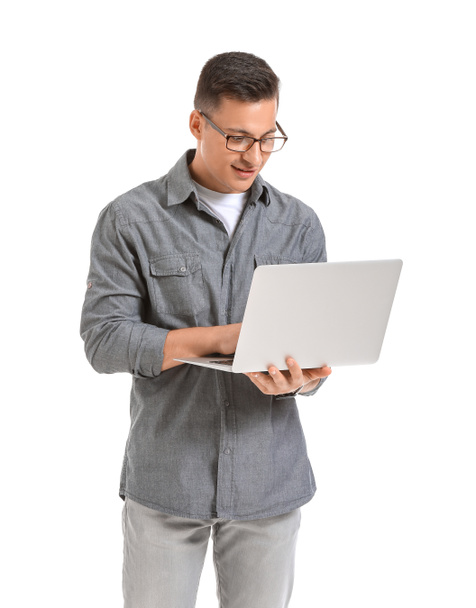 Beyaz arkaplanda dizüstü bilgisayarı olan erkek programcı - Fotoğraf, Görsel
