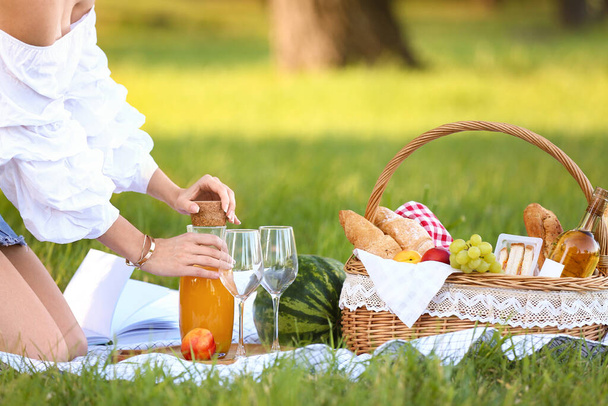 Молода жінка на пікніку в парку
 - Фото, зображення
