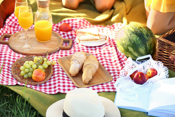 Tasty food and drink for romantic picnic in park - Foto, afbeelding