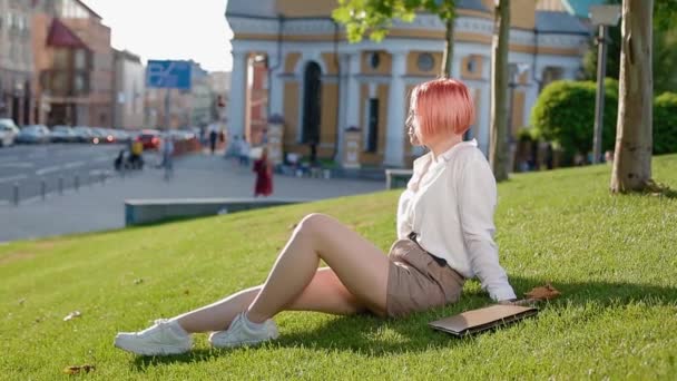 Student girl enjoying sun in the park - Séquence, vidéo