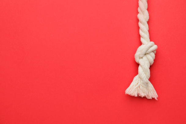 Верёвка с узлом на цветном фоне - Фото, изображение