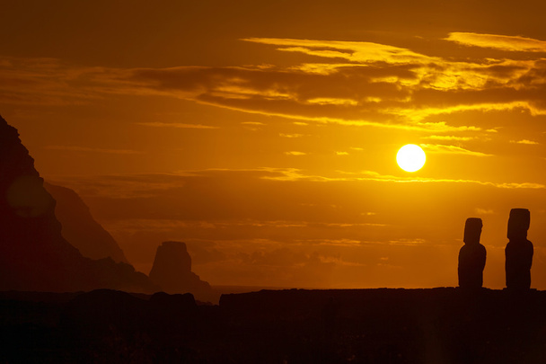 Deux moais contre le lever du soleil orange sur l'île de Pâques
 - Photo, image