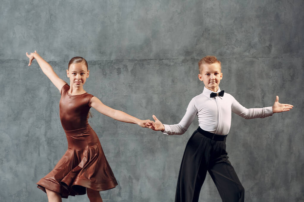 Jeune couple garçon et fille dansant dans la danse de salon Samba - Photo, image