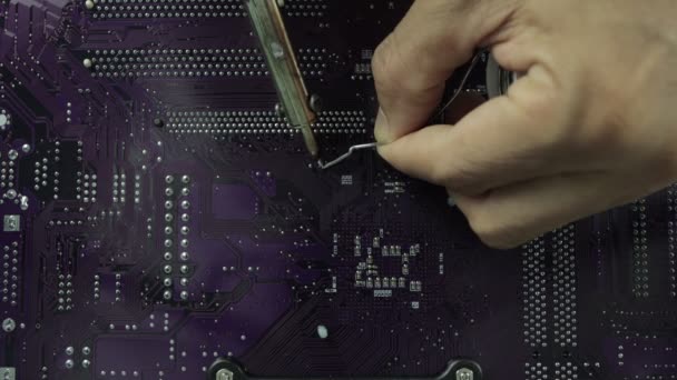 Los técnicos están utilizando un soldador para reparar electrónica de la tecnología de concepto de placa de circuito informático de hardware de circuito informático. - Imágenes, Vídeo