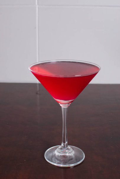Červený manhattanský koktejl ve skleněném koktejlu - Fotografie, Obrázek