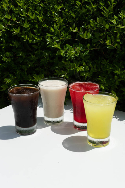 diferentes tipos de bebidas de aguanieve blanco cola roja limón y blanco - Foto, imagen