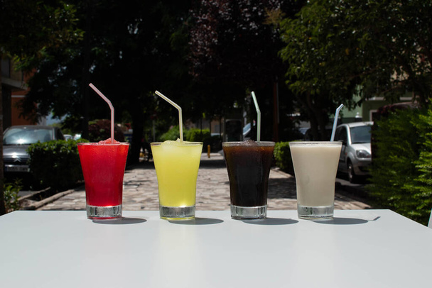 diferentes tipos de bebidas de lama com palhas
 - Foto, Imagem