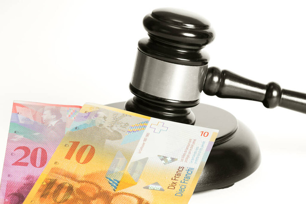 Soudcova kladívka a švýcarské frankové bankovky - Fotografie, Obrázek