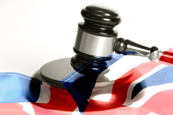 Gavel δικαστή και σημαία της Μεγάλης Βρετανίας - Φωτογραφία, εικόνα