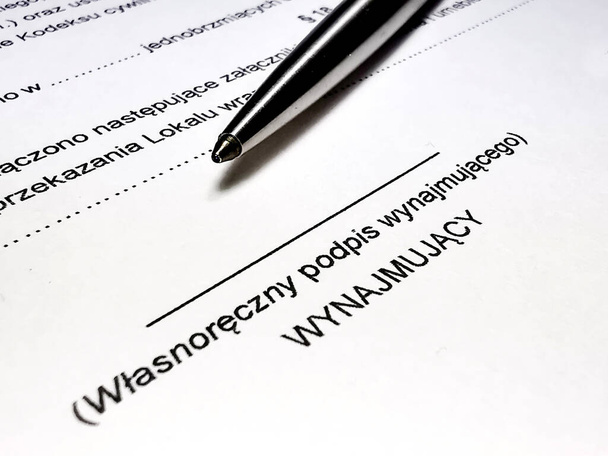 Mietvertrag in polnischer Sprache und Unterschrift des Vermieters - Foto, Bild