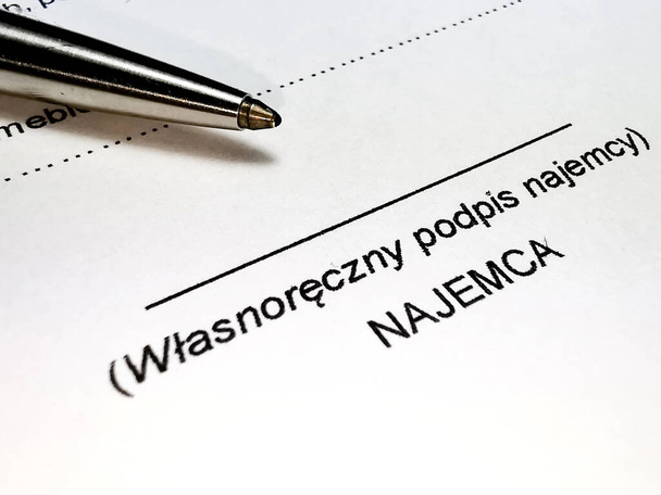 Договор аренды на польском языке и подпись арендатора - Фото, изображение